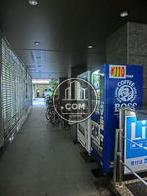 玄関横にも自動販売機があり、駐輪場がありました