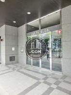 玄関上にビル名のロゴがあります