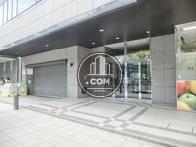 広い間口の玄関