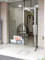 ビル正面にある玄関部分です