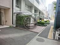 ビル前の歩道です