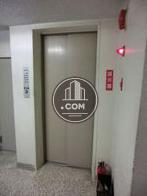 ベージュ色の扉をしたエレベーター
