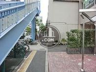 陸橋を降りたすぐの場所です