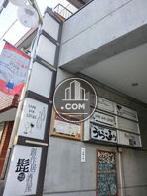 大きな袖看板が設置されています
