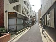 ビル脇の路地