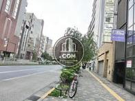 歩道が広く、余裕を感じます
