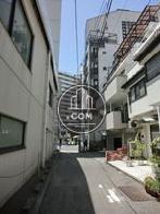 側面路地から明治通り方向を撮影
