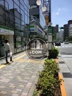 すぐそばには路線バスの停留所があります