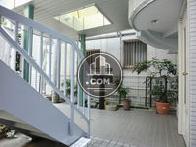 ひっそりとした玄関口です