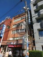 低層のオフィスビルです