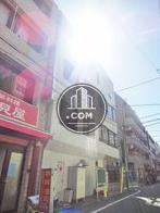 白い壁面で構成
