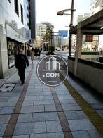 ビル前の歩道