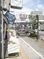 様々な店舗が建ち並ぶエリア