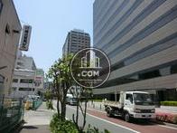 向い側に高層の建物がありません