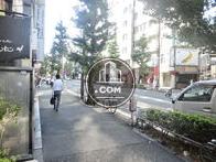 街路樹の立ち並ぶ前面歩道