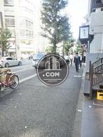 玄関前の幅広い歩道
