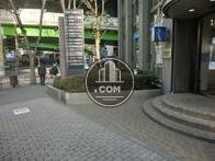 敷地内の角に案内板があり分かりやすいです