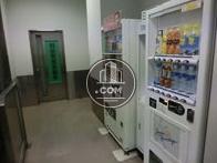 エレベーターホールの奥共用部には自動販売機があります