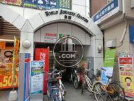 通り沿いに入り口があります