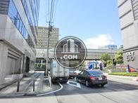 車通りの多い隣接通り