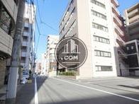 東日本橋駅へ向かう公道です