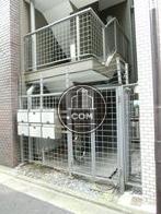 安心の鉄柵付き外階段
