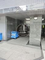 石目で統一された玄関回り