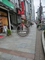 人通りの多い立地です