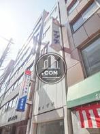 大通りに面した外観