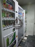 エントランス奥に自動販売機があります