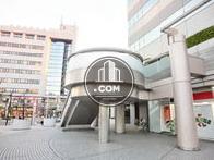外から二階へ向かう階段です