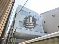 角地から見上げた外壁