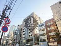周辺は中低層ビルが建ち並びます