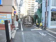 ビルの脇は幅の狭い路地になっております
