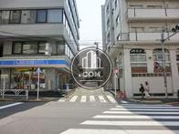 T字路の角地に立地しています