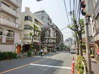 道幅が広く、車通りの多い道路です