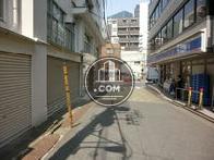 裏手の道路から撮影
