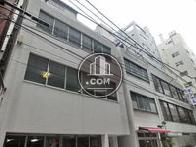 穏やかな裏路地にあります