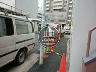 正面玄関右側の風景です