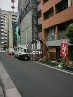 車通りのほとんどない道路に面しています