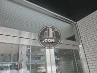 入口上部に物件表示があります