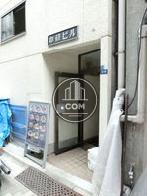 背面通りにある玄関口