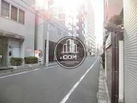玄関前の静かな通りです