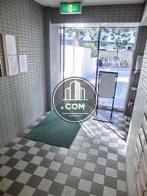 日差しの入るエントランス