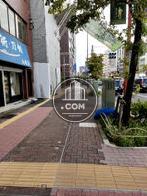 建物前の歩道