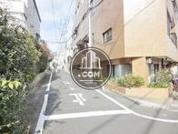 住宅等の多い背面通り