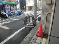 前面通りは両側通行です