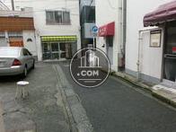裏の通りです