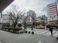 玄関前は駅前ロータリーです