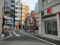 建物側面の側道です